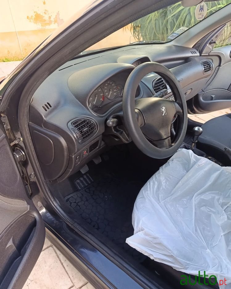 2006' Peugeot 206 Sw photo #2