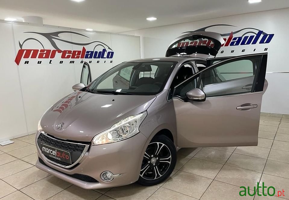 2013' Peugeot 208 photo #3