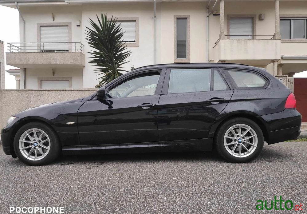 2011' BMW 320 D Touring photo #1
