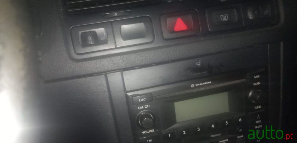 2002' Volkswagen Jetta photo #2