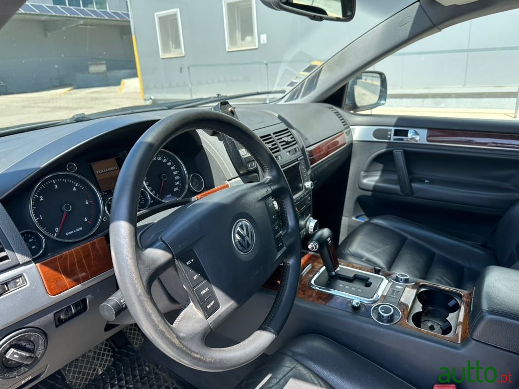 2004' Volkswagen Touareg photo #5