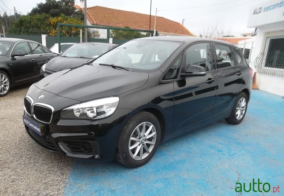 2017' BMW 216 Active Tourer photo #2