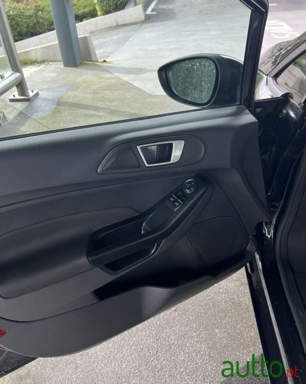 2015' Ford Fiesta photo #5