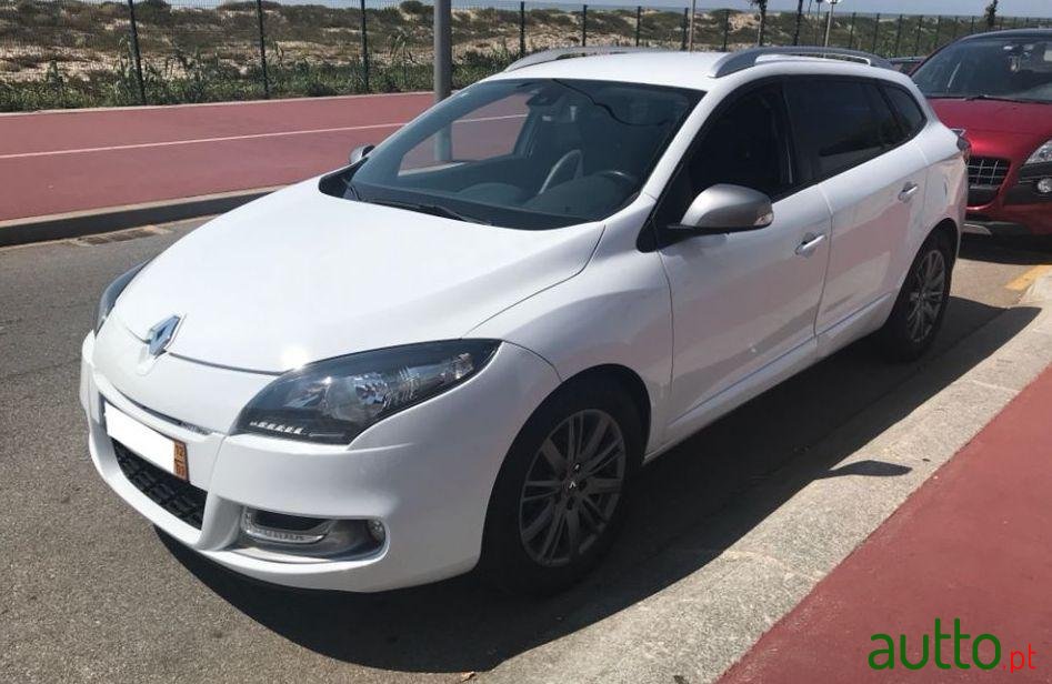 2012' Renault Megane Sport Tourer photo #3