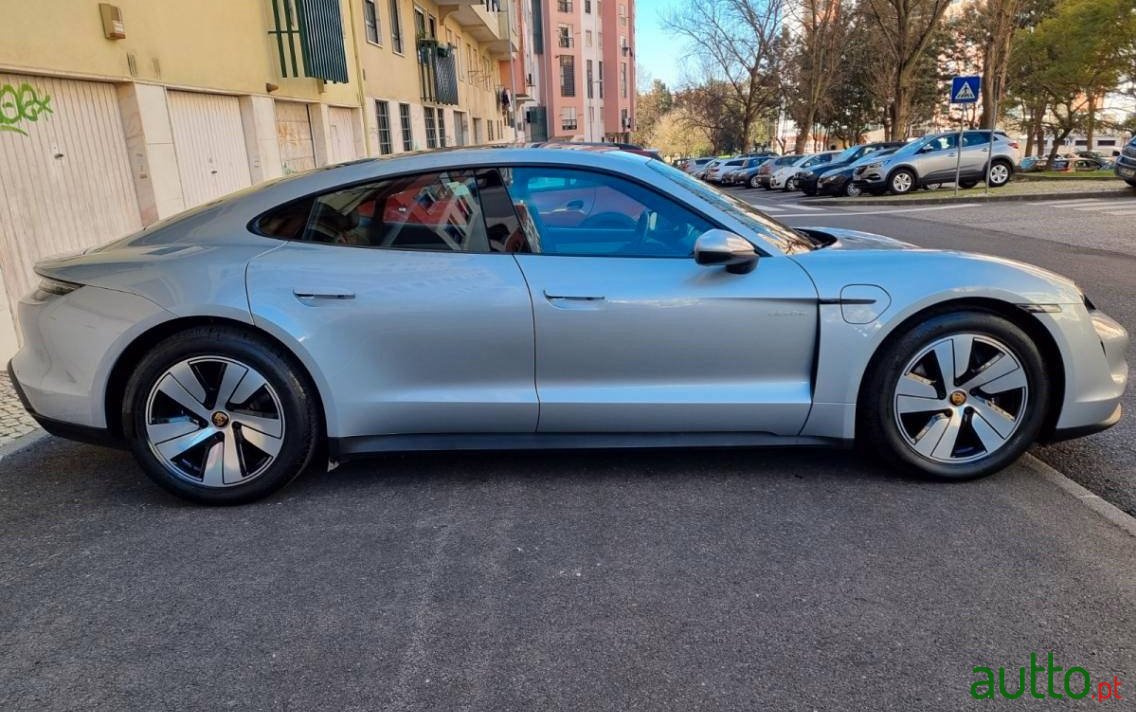 2021' Porsche Taycan photo #2