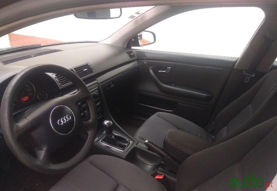 2002' Audi A4 Avant photo #4