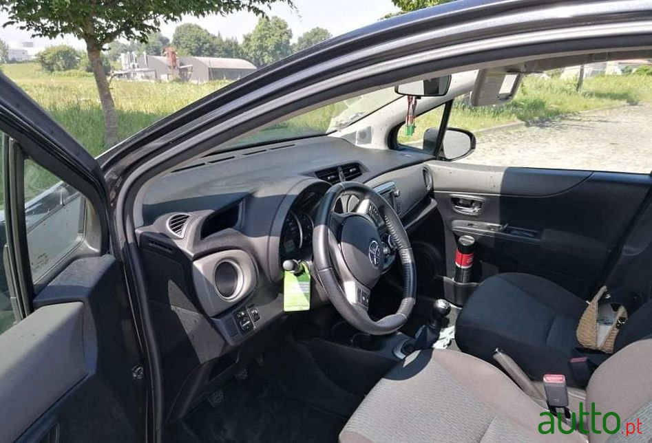 2012' Toyota Yaris photo #4