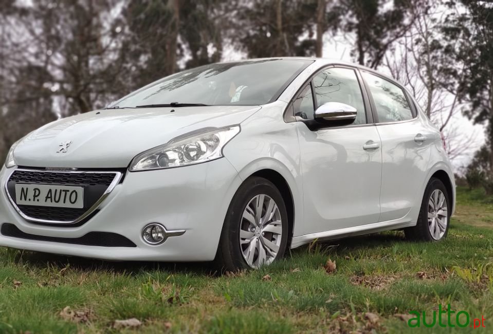 2012' Peugeot 208 photo #1