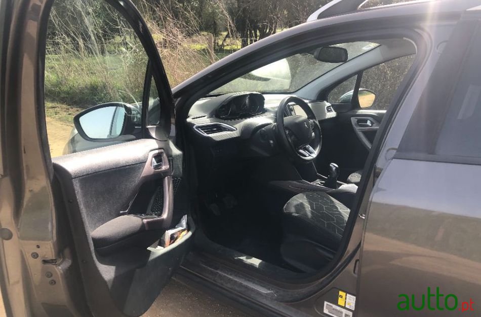 2015' Peugeot 2008 photo #1