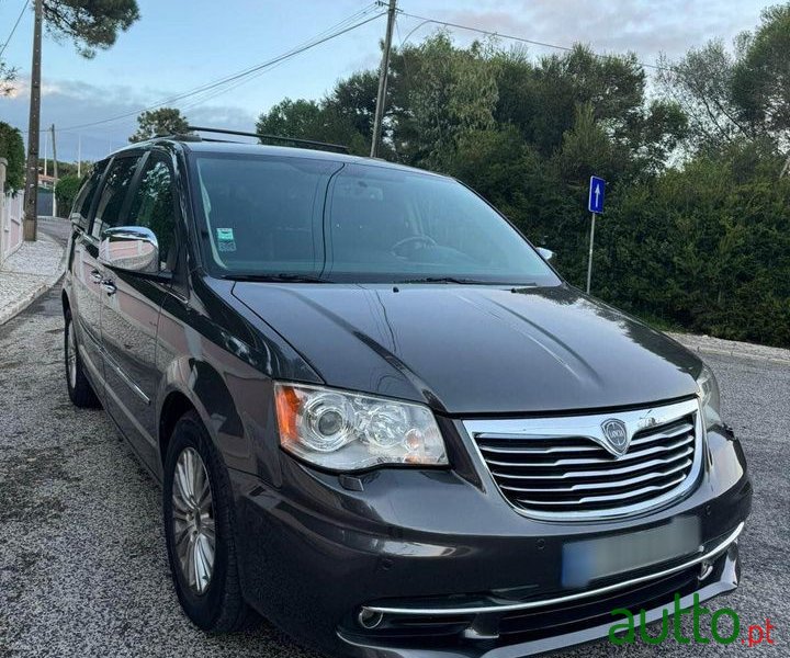 2015' Lancia Voyager photo #3