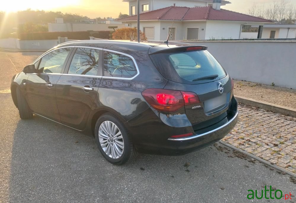 2013' Opel Astra Sports Tourer photo #3