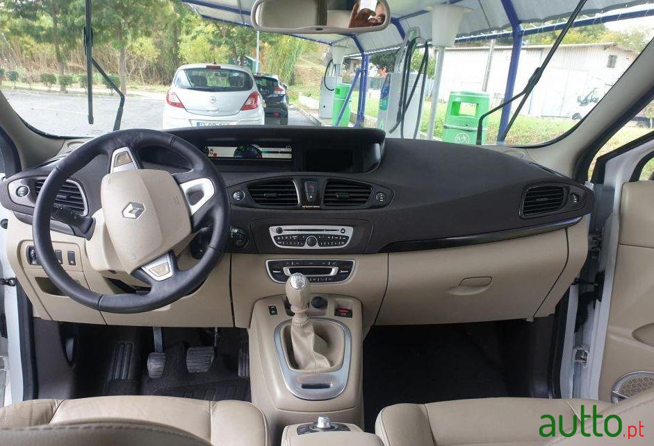 2011' Renault Grand Scenic photo #1