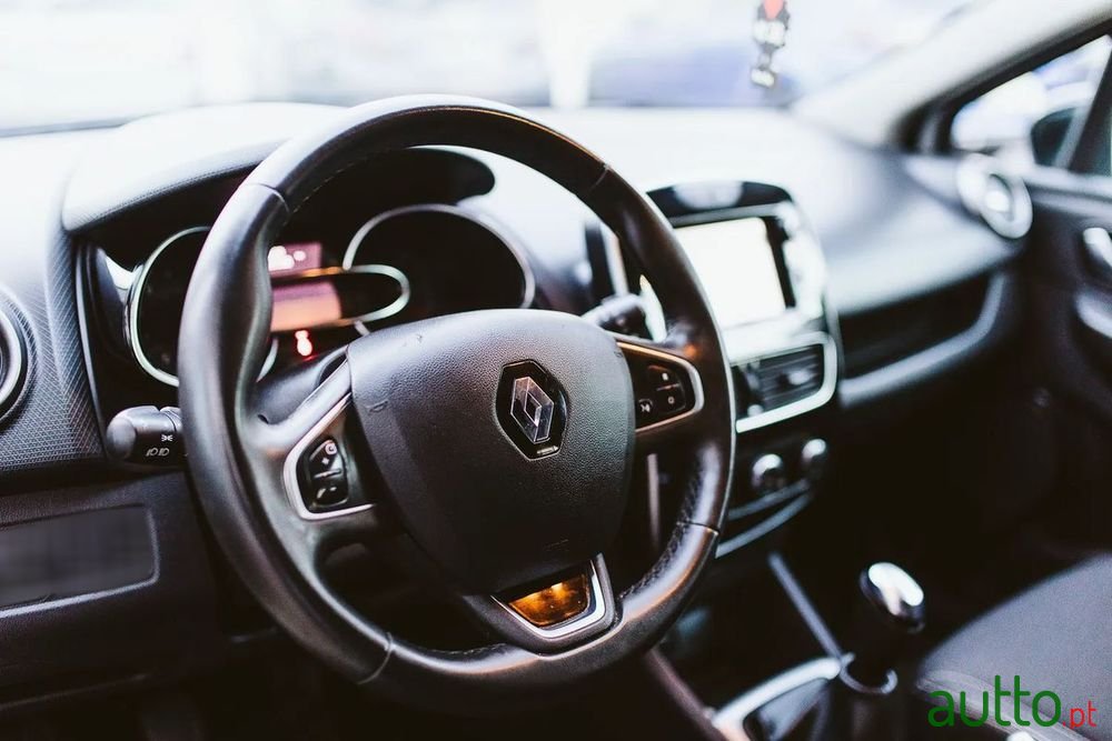 2018' Renault Clio Sport Tourer photo #5