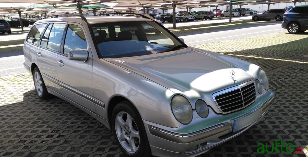2002' Mercedes-Benz E 270 photo #3