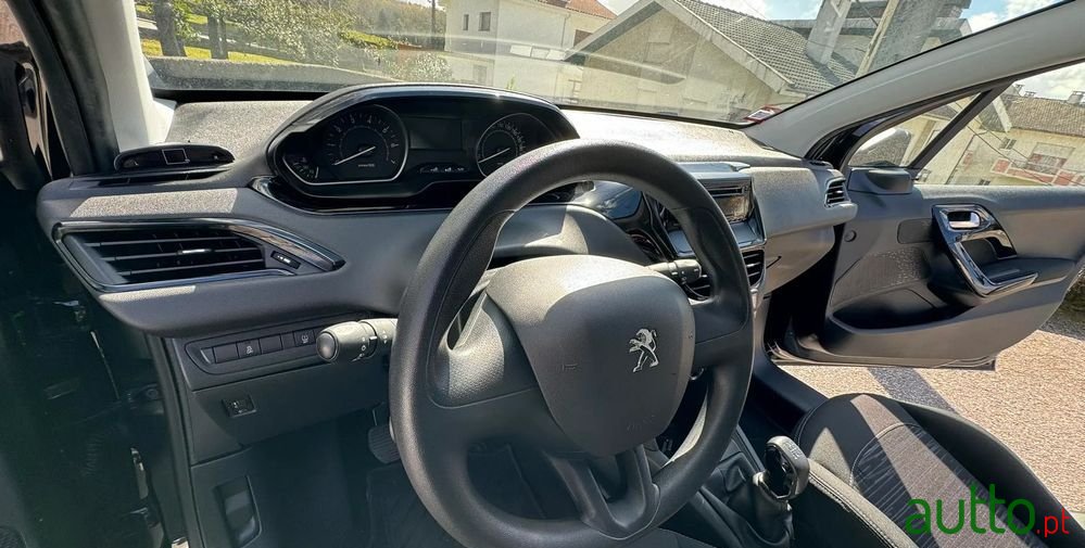 2015' Peugeot 208 Puretech photo #6