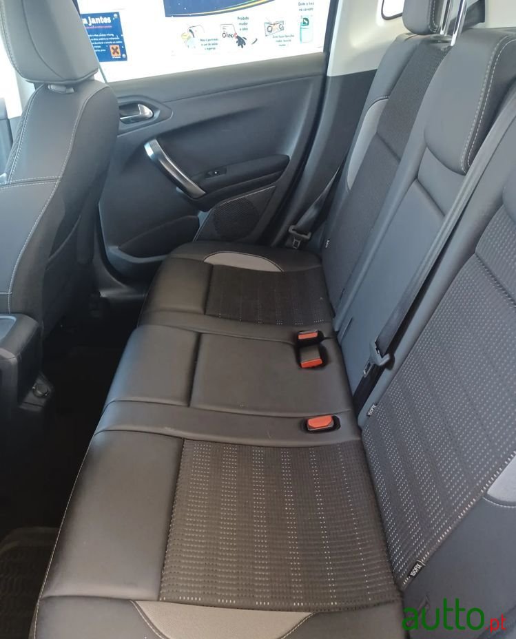 2015' Peugeot 2008 photo #3