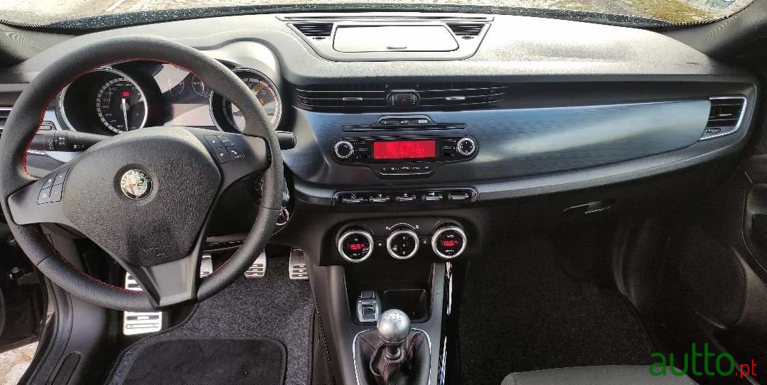 2012' Alfa Romeo Giulietta photo #6