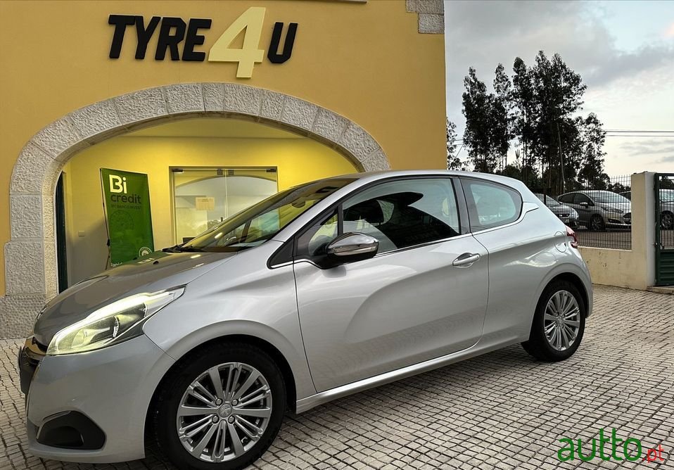 2015' Peugeot 208 photo #1