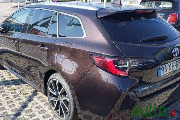 2018' Toyota Corolla Touring Sports photo #3