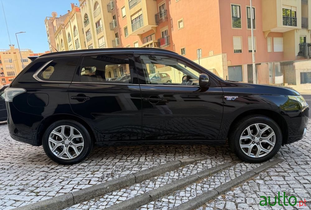 2015' Mitsubishi Outlander photo #3