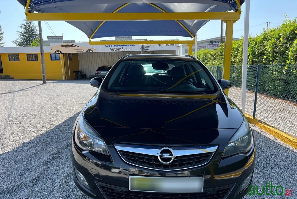 2011' Opel Astra Sports Tourer photo #2