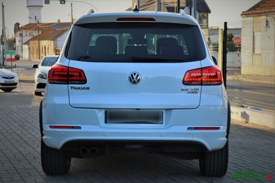 2015' Volkswagen Tiguan photo #3