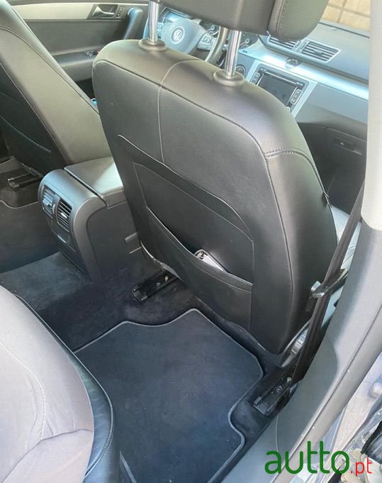 2011' Volkswagen Passat photo #5