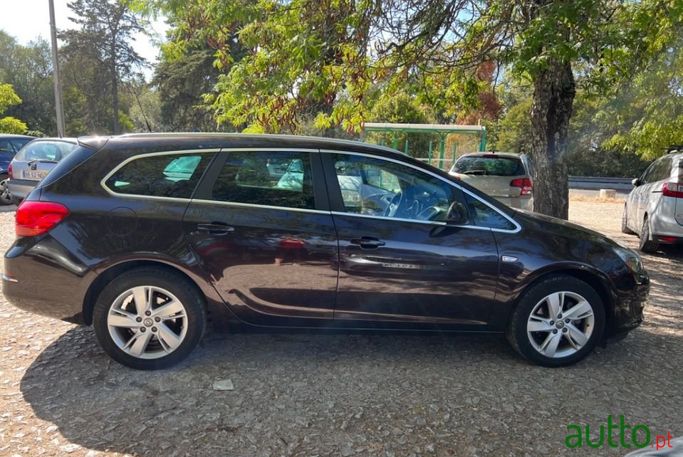 2015' Opel Astra photo #2