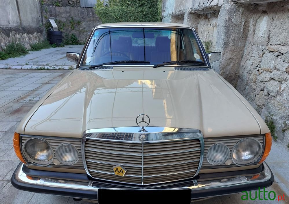 1982' Mercedes-Benz W123 photo #1