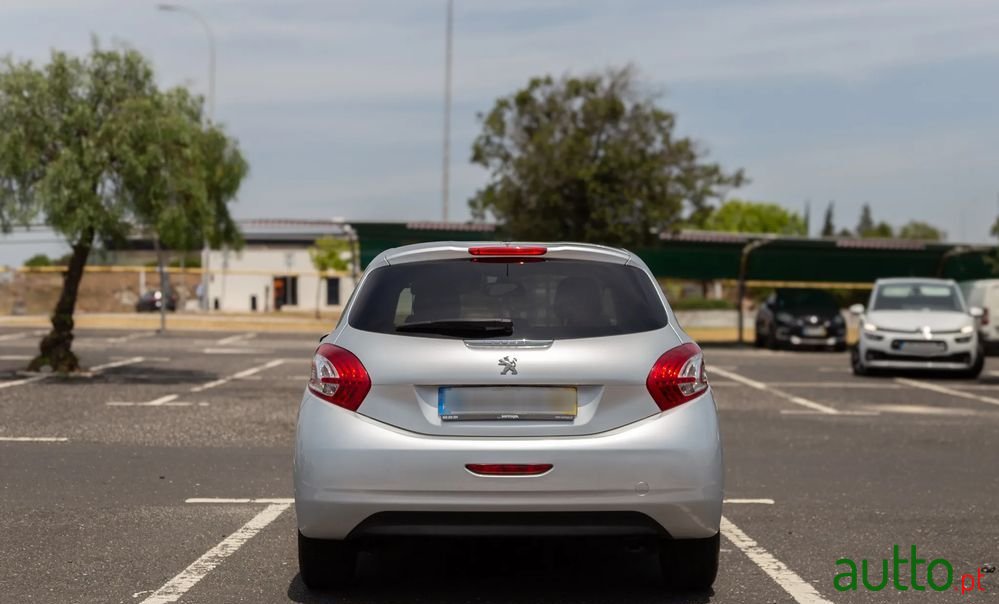 2014' Peugeot 208 1.2 Vti Active photo #2