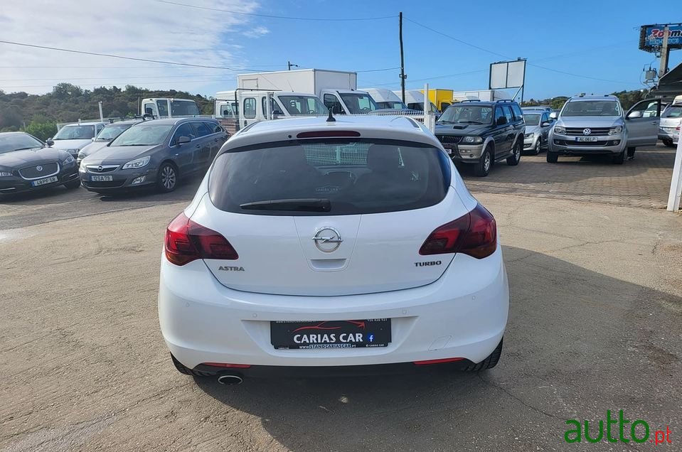 2011' Opel Astra photo #4