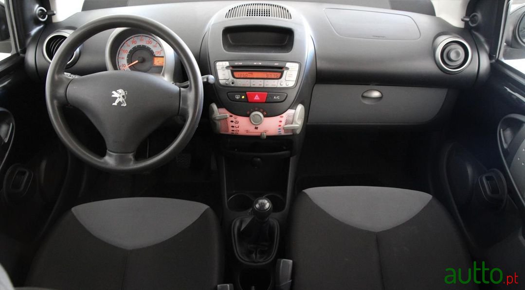 2012' Peugeot 107 photo #5