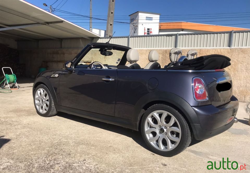 2012' MINI Cabrio photo #4