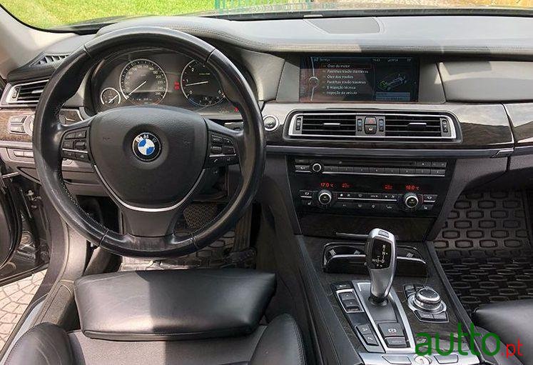 2011' BMW 740 Xdrive photo #2