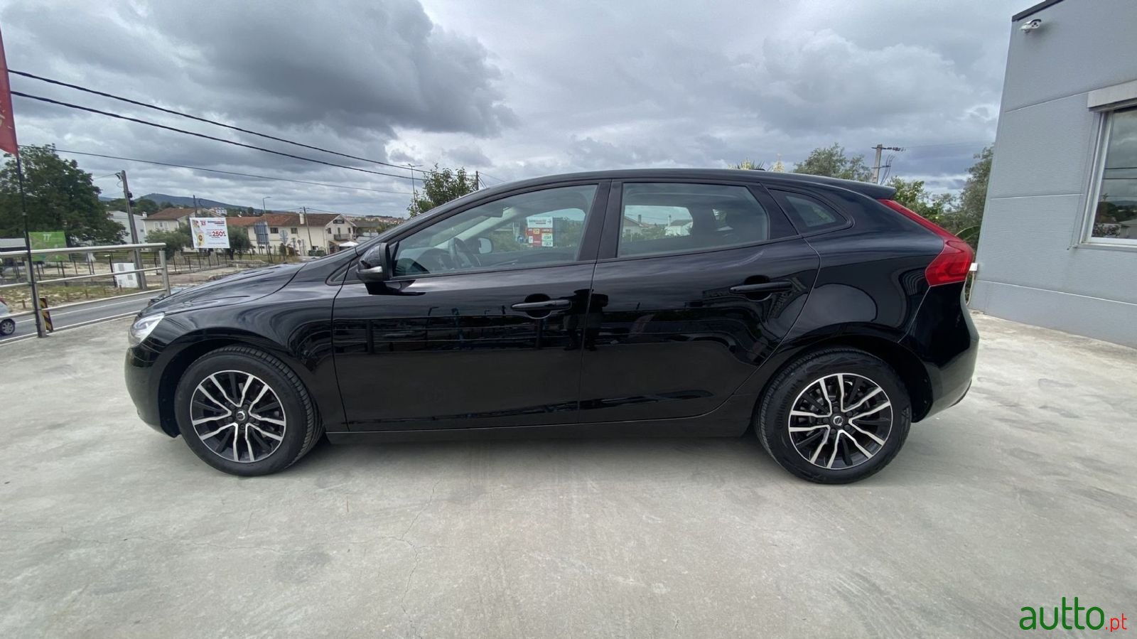 2017' Volvo V40 photo #6