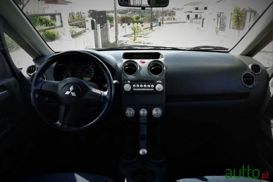 2007' Mitsubishi Colt photo #2