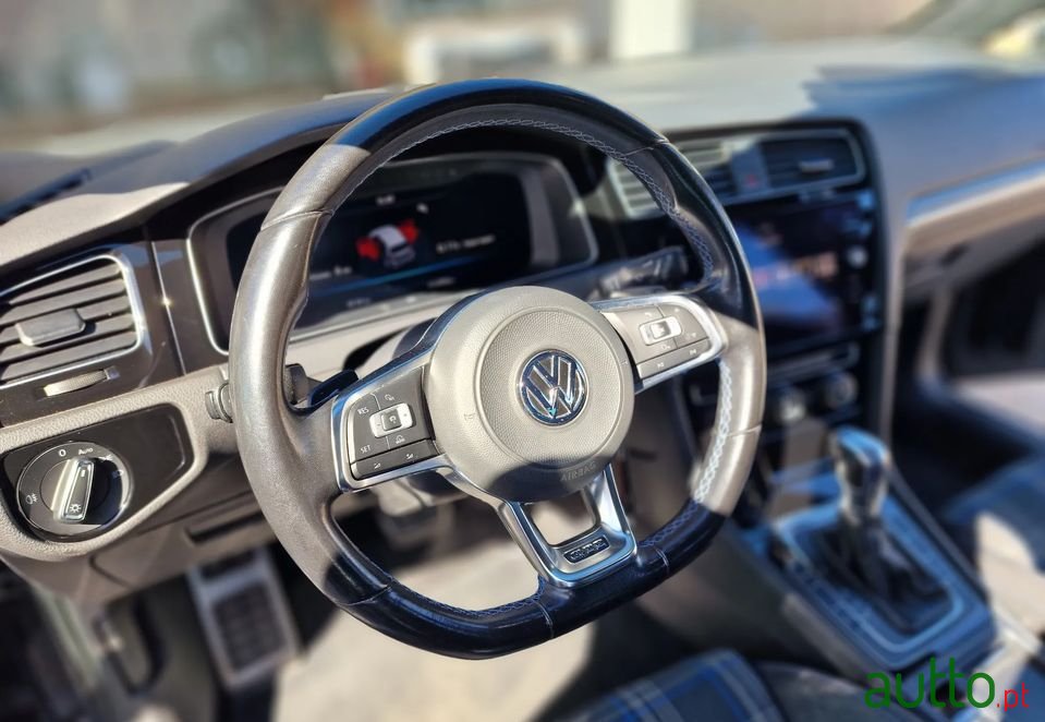 2017' Volkswagen Golf photo #6