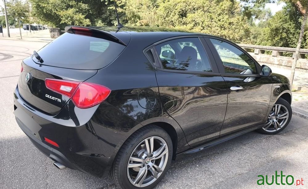 2017' Alfa Romeo Giulietta photo #3