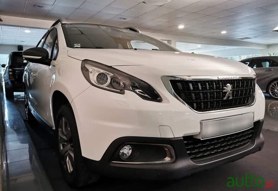 2019' Peugeot 2008 1.2 Puretech Allure photo #4