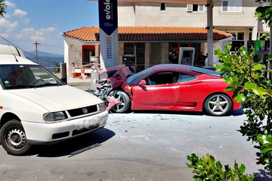 Ferrari despista-se contra bomba de gasolina e fere duas pessoas
