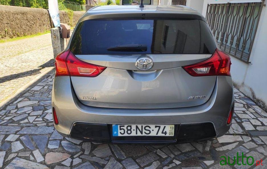 2013' Toyota Auris photo #4