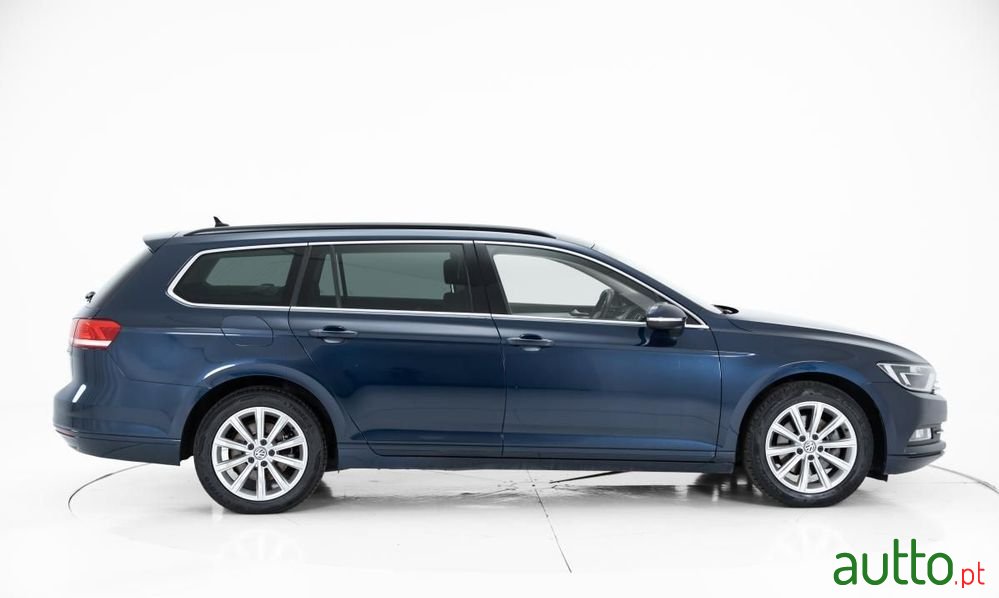 2017' Volkswagen Passat Variant photo #2