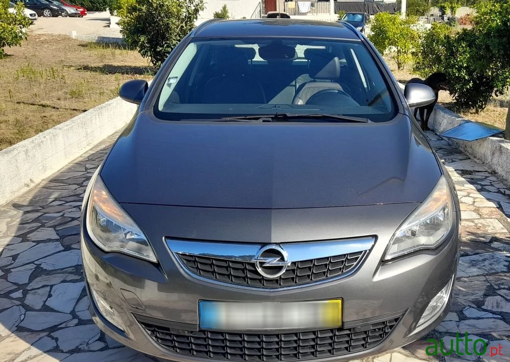 2011' Opel Astra Caravan photo #4