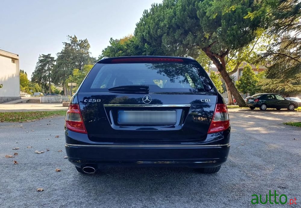 2010' Mercedes-Benz Classe C photo #2