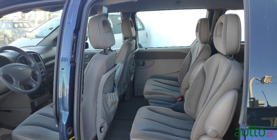 2004' Chrysler Voyager photo #6