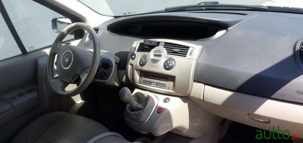 2008' Renault Grand Scenic photo #2