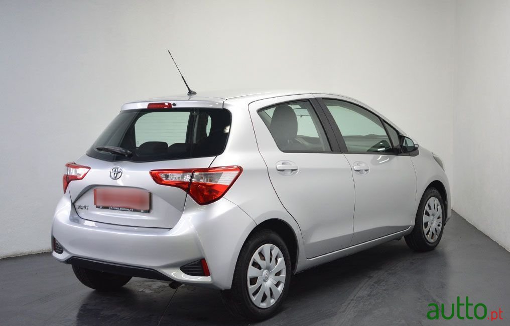 2017' Toyota Yaris photo #3