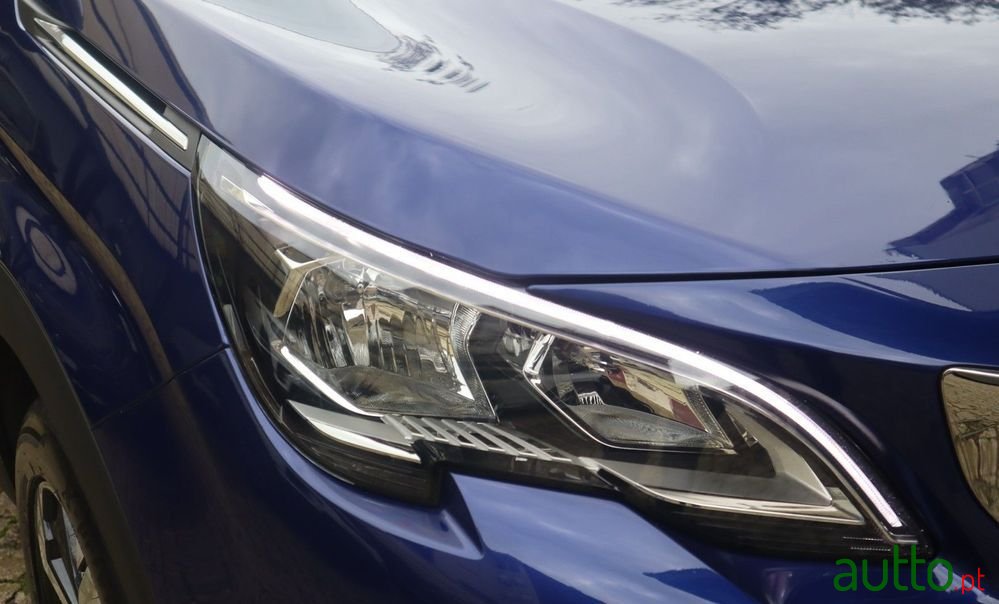 2020' Peugeot 3008 photo #3