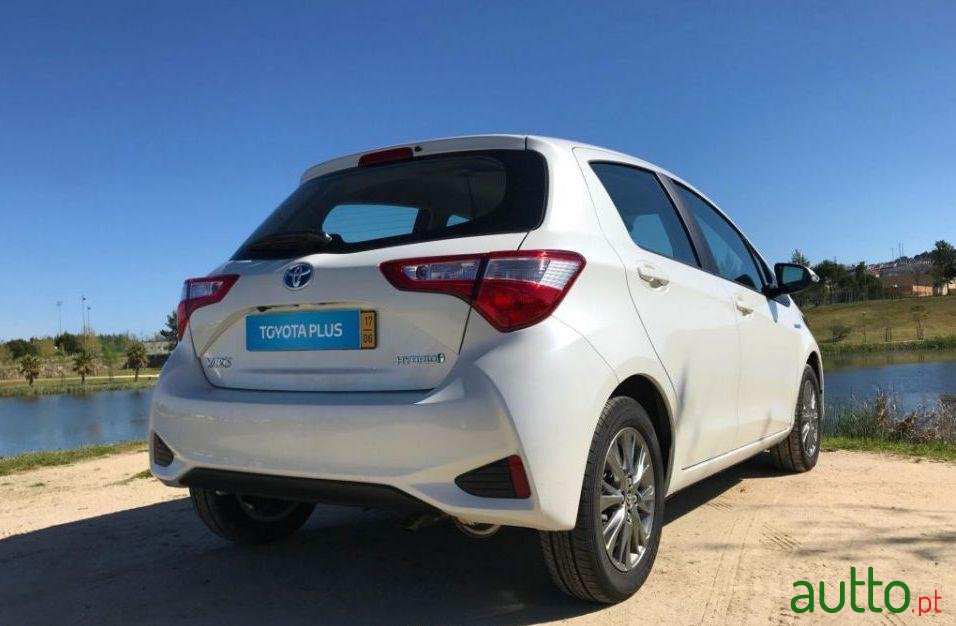 2017' Toyota Yaris photo #2