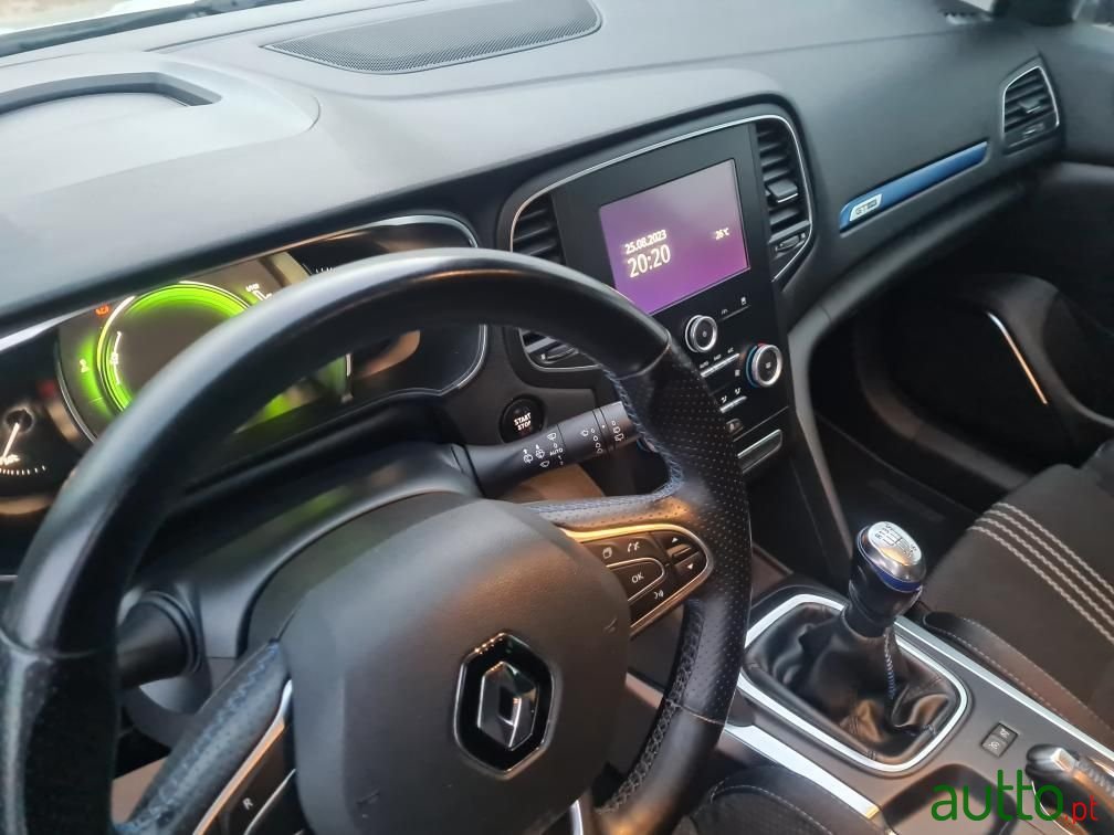 2016' Renault Megane Sport Tourer photo #2